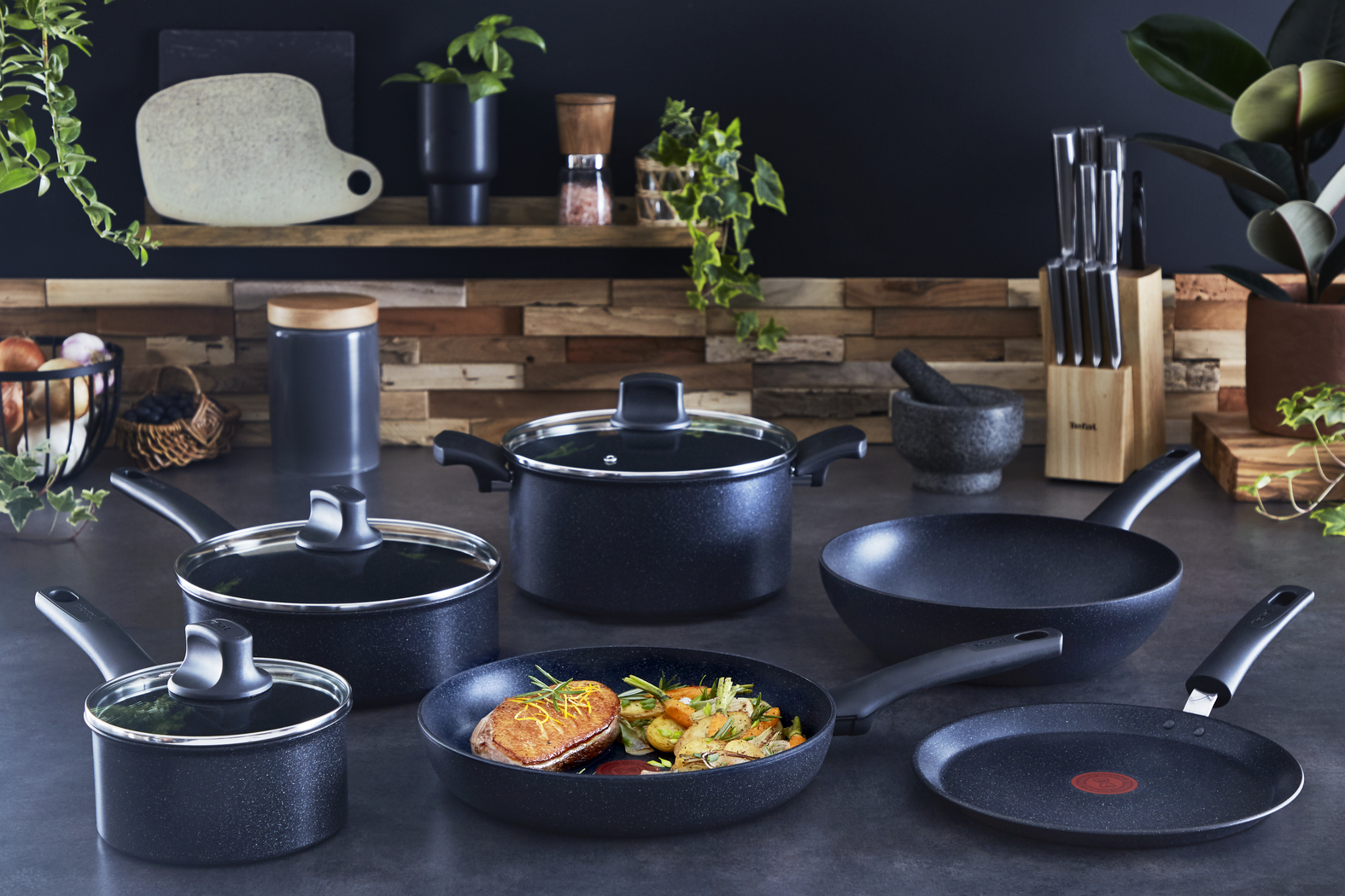 Tefal 26 см black stone. Tefal Blackstone. Сковорода Tefal 26 см Black Stone (g2810572). Кастрюли Тефаль черные. 2 Тарелки в интерьере вид сверху для вока.